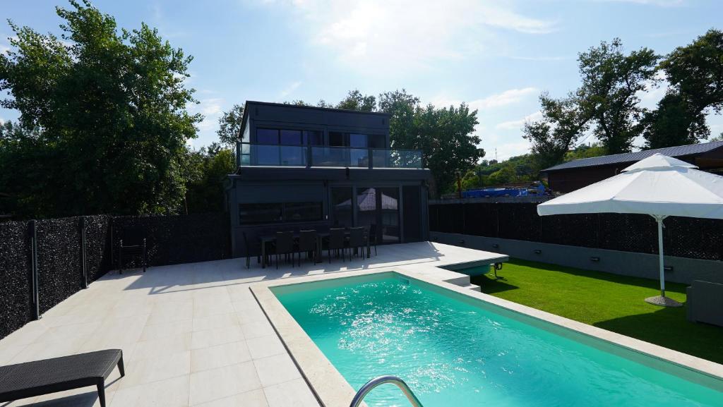 Bazén v ubytování River House Sunrise nebo v jeho okolí