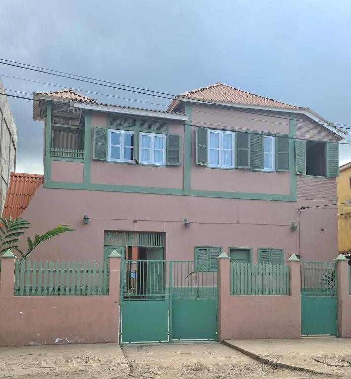 Το κτήριο όπου στεγάζεται  η παραθεριστική κατοικία