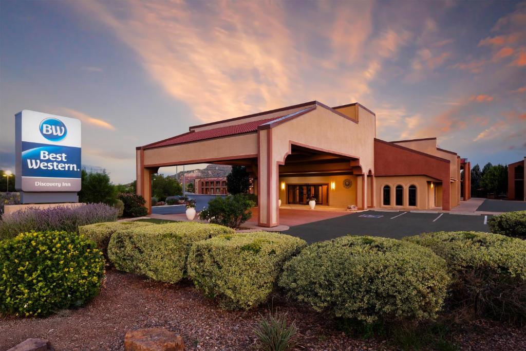a front view of a best western building with bushes at Best Western Discovery Inn in Tucumcari