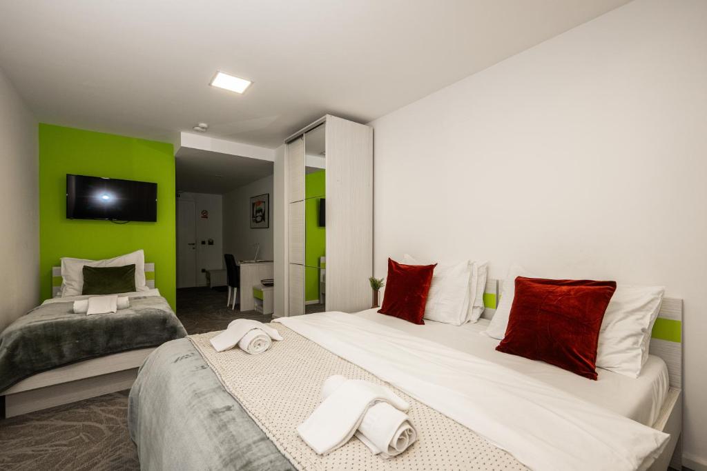 Giường trong phòng chung tại Rooms 136