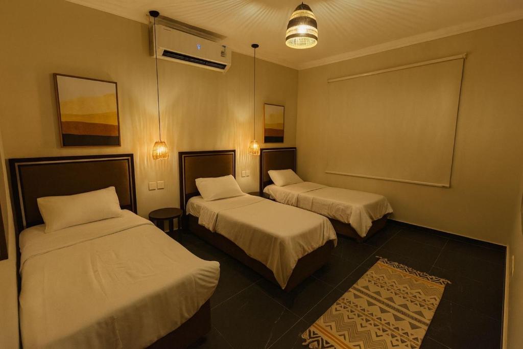 Ένα ή περισσότερα κρεβάτια σε δωμάτιο στο درة العروس فن بيتش