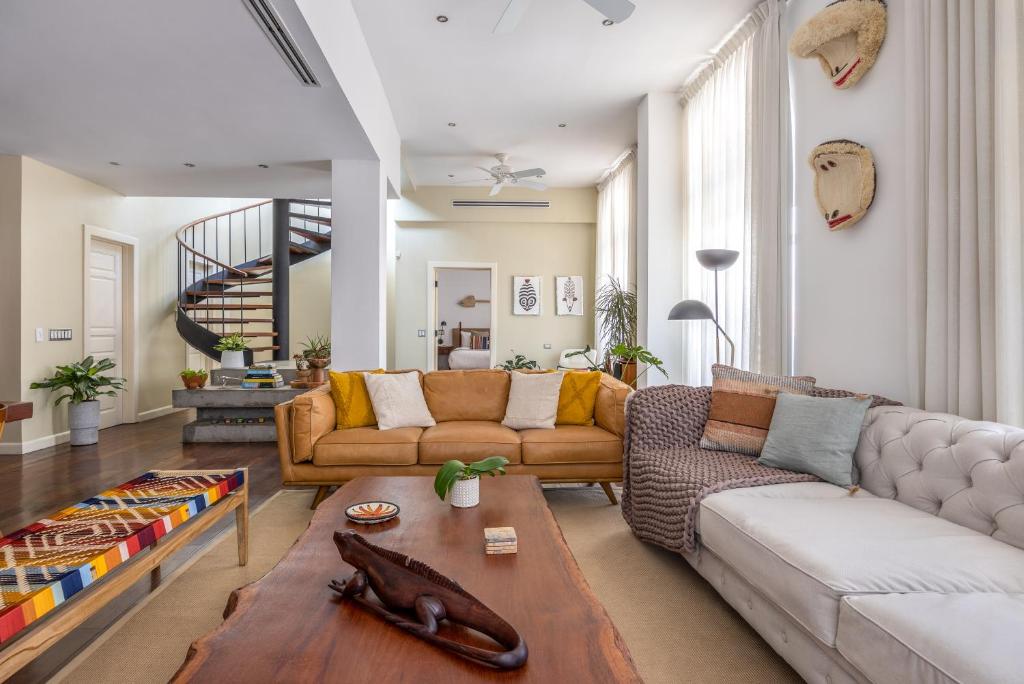 ein Wohnzimmer mit Sofa und Tisch in der Unterkunft Casa Mallet by Wynwood House in Panama-Stadt