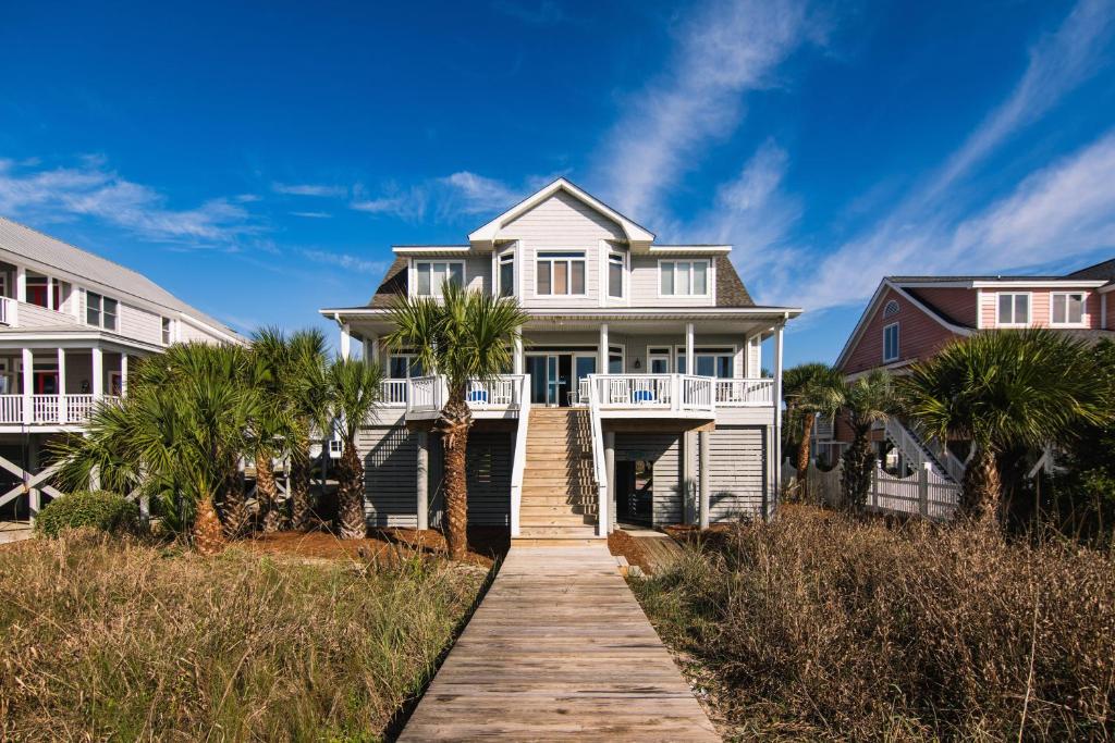 een huis aan het strand met een promenade bij Alvarez II in Edisto Island