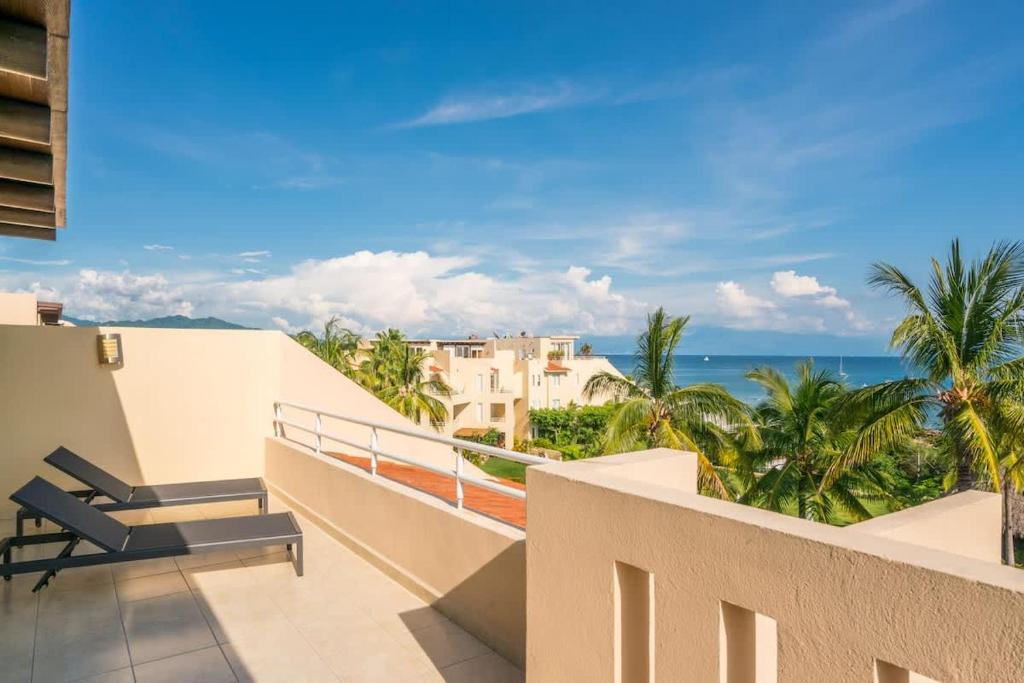 un balcone con vista sull'oceano di Faro de Mita four bedroom Luxury Condo Walk to Town a Punta Mita
