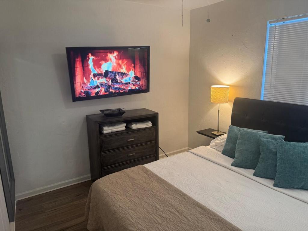 Voodi või voodid majutusasutuse Private Suite Apartment 3 Miles to the Beach toas