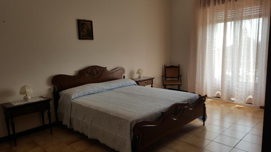 ジャッレにあるTra L'Etna e il Mareのベッドルーム1室(ベッド1台、大きな窓付)