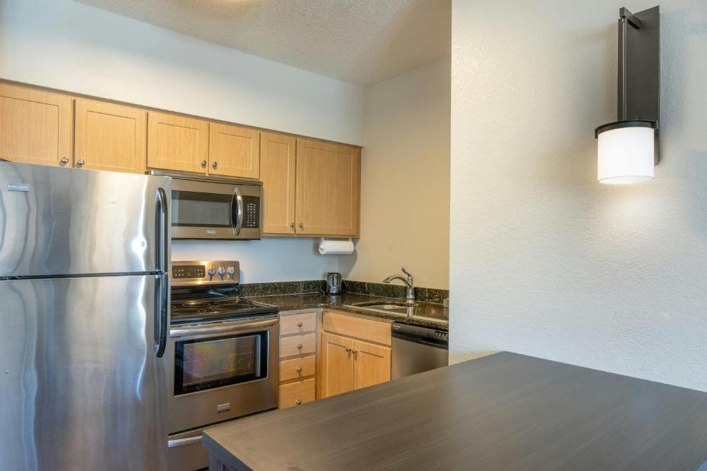 Kuchyň nebo kuchyňský kout v ubytování Residence Inn Rochester Mayo Clinic Area