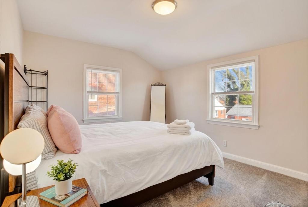 Postel nebo postele na pokoji v ubytování Annapolis 3BR, Minutes to US Naval Academy & Dock