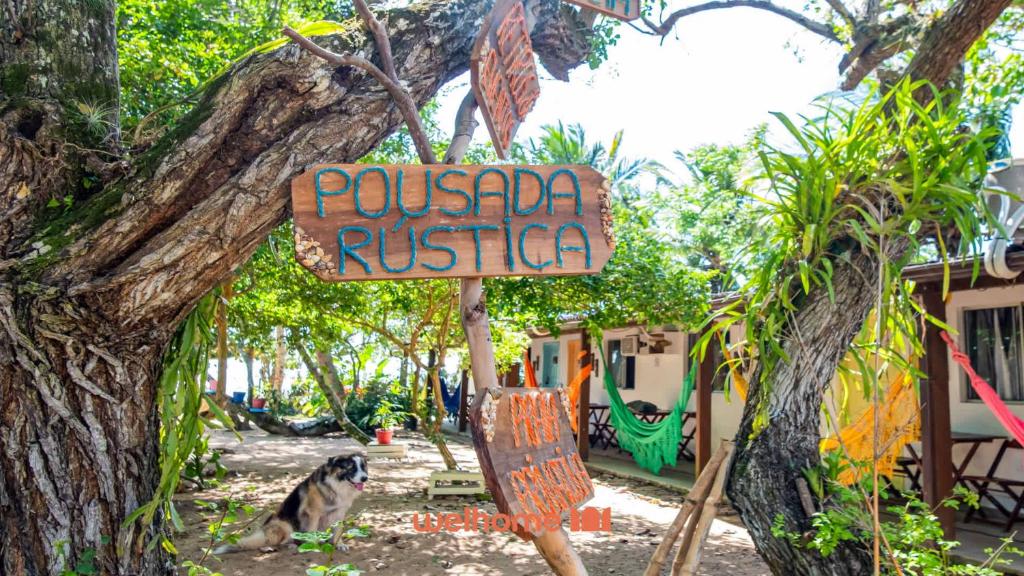 ein Schild für einen Außenposten der Pueblo-Ristula in einem Baum in der Unterkunft Pouso da Pardoca in Santa Cruz