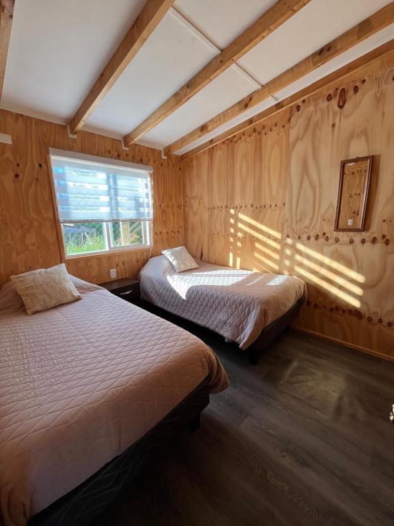 Ένα ή περισσότερα κρεβάτια σε δωμάτιο στο Cabañas Tampier Hornopirén