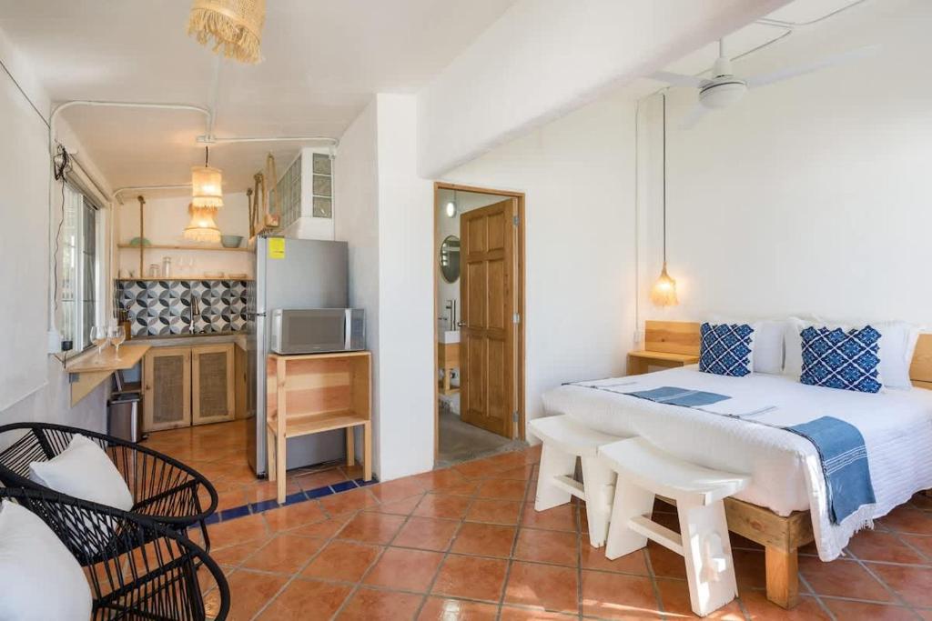 Η κουζίνα ή μικρή κουζίνα στο Cozy Studio Steps from Beach & Surf