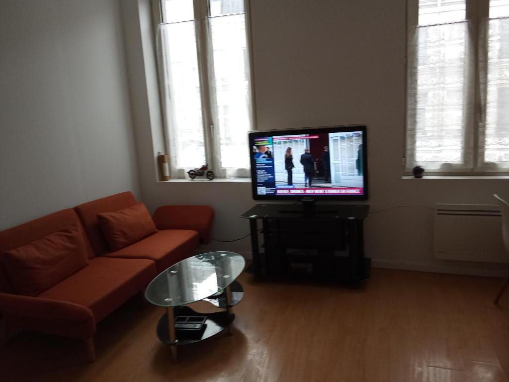 un soggiorno con divano e TV a schermo piatto di Lille Centre gare Lille Europe a Lille