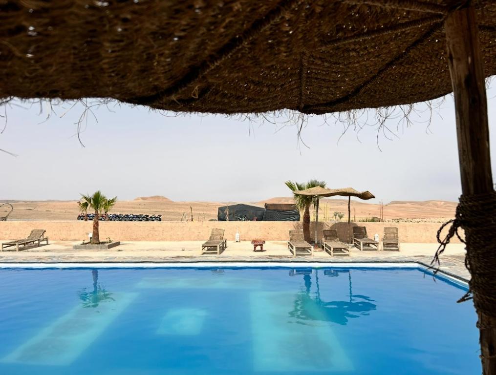 una piscina en medio del desierto en Amazigh van Agafay, en Oumnas