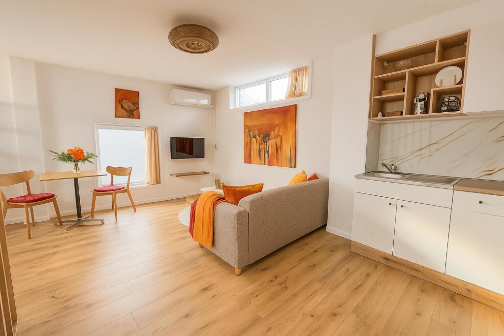 ein Wohnzimmer mit Sofa und Tisch in der Unterkunft De Strandgaper Egmond in Egmond aan den Hoef