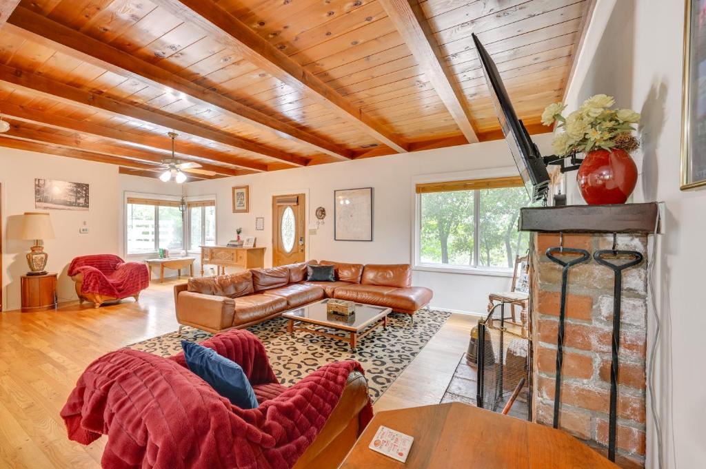 Χώρος καθιστικού στο Home 3 Mi to Main St Julian Great for Groups!