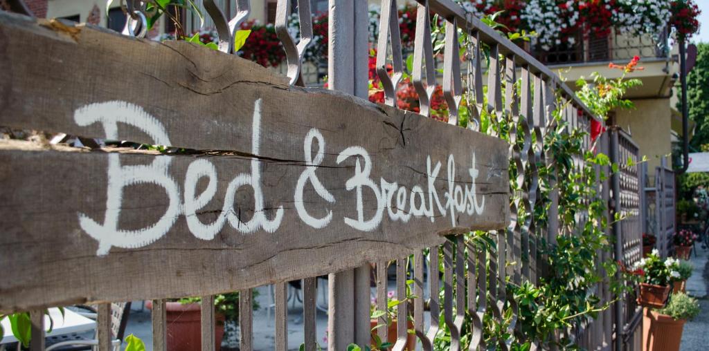 Cuccaro MonferratoB&B da Stefy的围栏侧面的一块涂鸦标牌