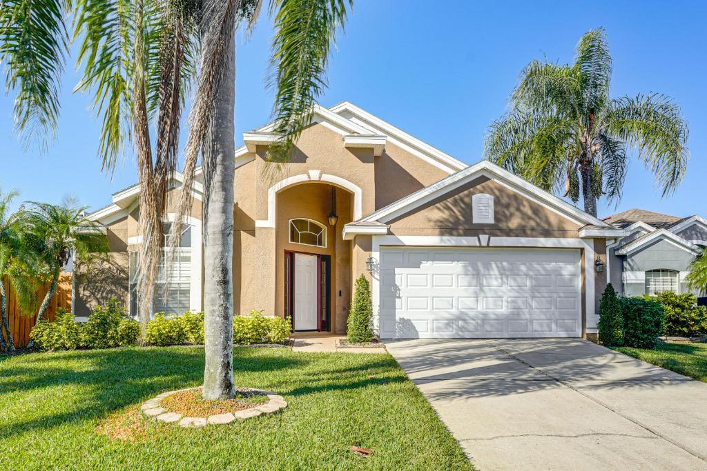 una casa con delle palme davanti di Apopka Family Home with Yard, 13 Mi to Dtwn Orlando a Orlando