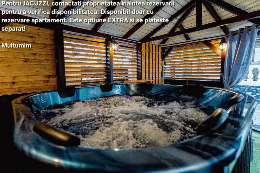 Φωτογραφία από το άλμπουμ του Premium Central Apartments - cu jacuzzi, terasa incalzita, parcare σε Ρίμνικου Βίλτσεα