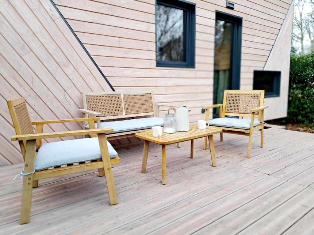 two chairs and a table on a patio at Tiny House cosy pour une parenthèse nature in Marcilly-sur-Eure
