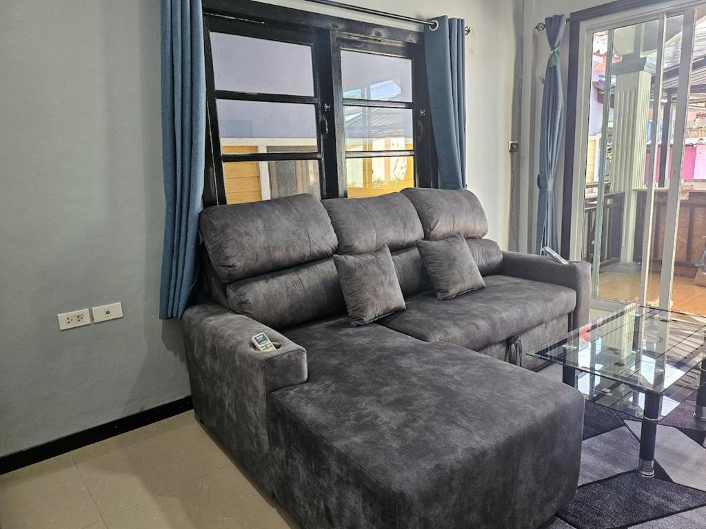 Ban Nong ChaengCute Villa 350m to Bang Tao Beach, sleeps up to 6的带沙发和玻璃桌的客厅