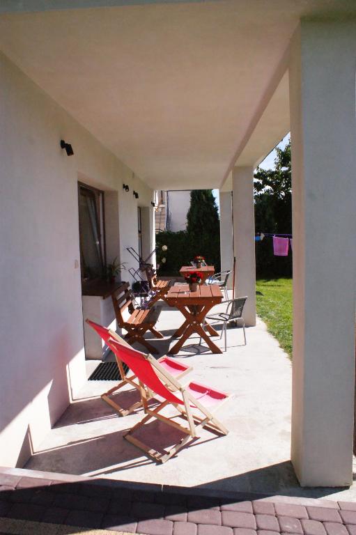 Patio alebo iná vonkajšia časť ubytovania Mini Apartamenty Dominika