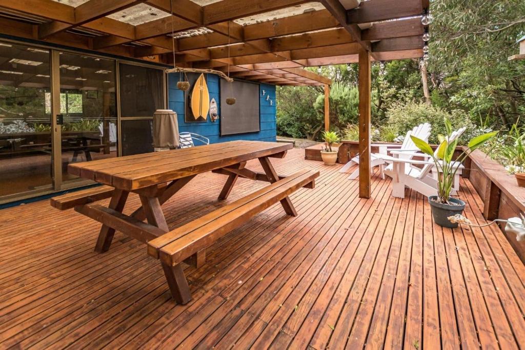 Sandy Pointにある18 Harbour View Sandy Pointの木製デッキ(ピクニックテーブル、ベンチ付)