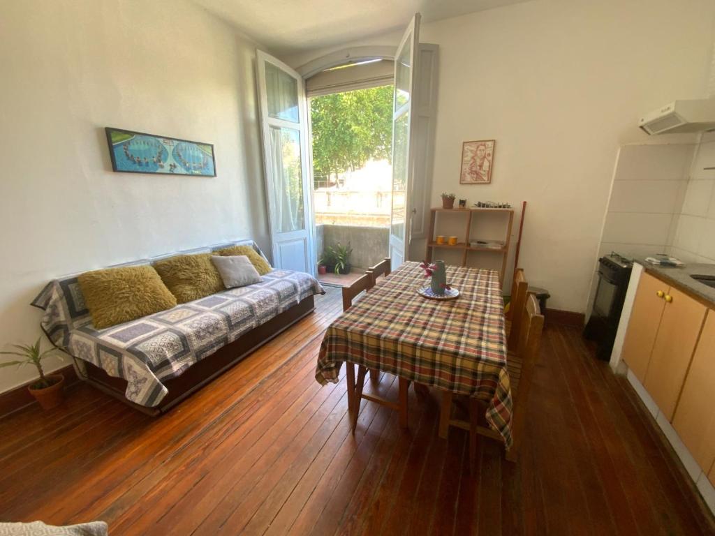 una sala de estar con un sofá y una mesa en Charrúa3, en Montevideo