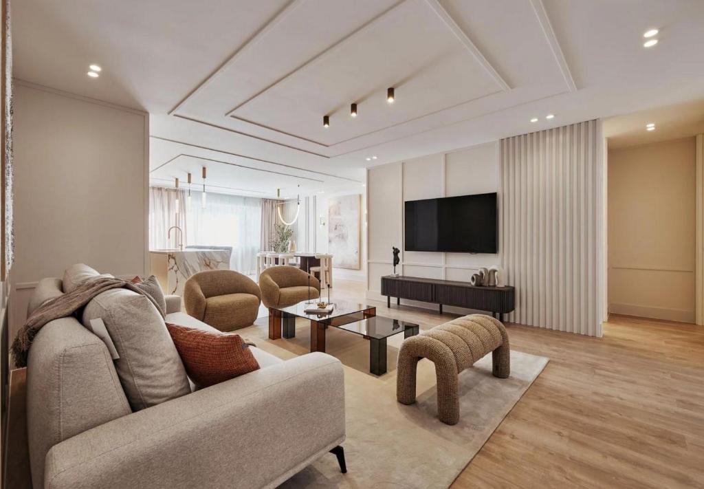 uma sala de estar com um sofá, uma mesa e uma televisão em Apartamento Balears Navarra Ibiza em Ibiza