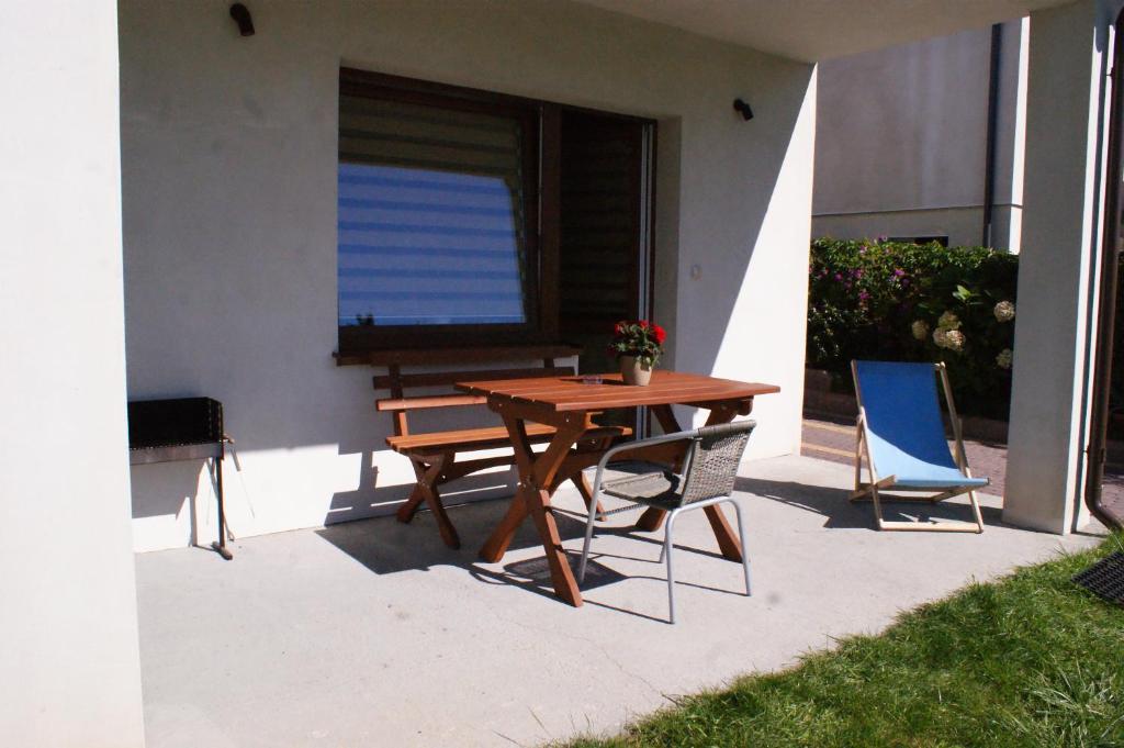 Patio alebo iná vonkajšia časť ubytovania Mini Apartamenty Dominika