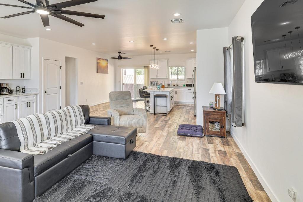 Χώρος καθιστικού στο 2 Mi to Colorado River! Home with Dog-Friendly Yard