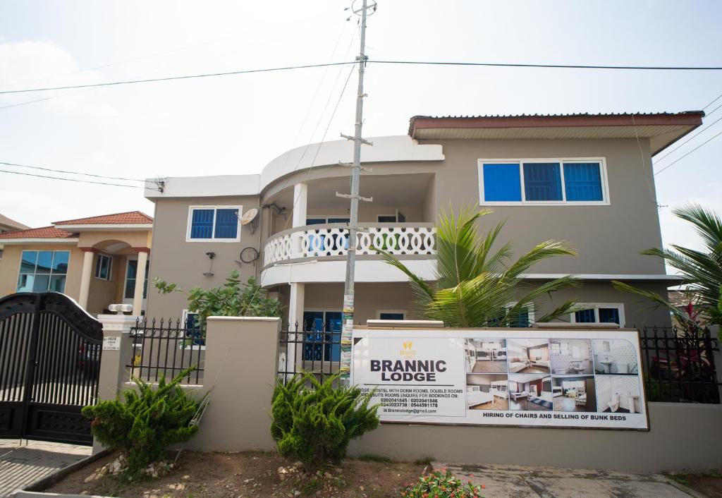 una casa con un cartel delante en Brannic Lodge, en Accra