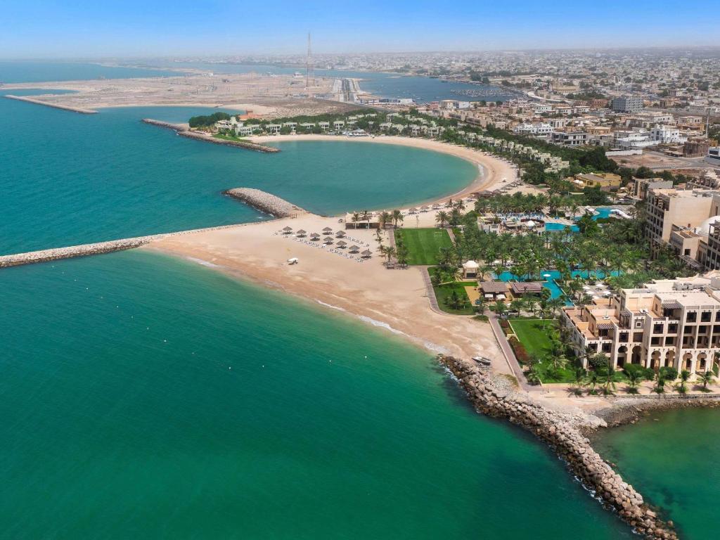 widok z lotu ptaka na plażę i ocean w obiekcie Rixos Al Mairid Ras Al Khaimah - Ultra All Inclusive w mieście Ras al-Chajma