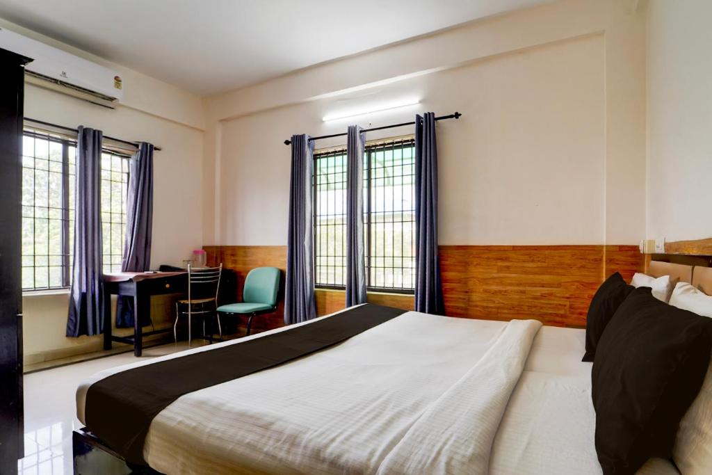 Ένα ή περισσότερα κρεβάτια σε δωμάτιο στο Hotel O Bharata Mata College Kakkanad