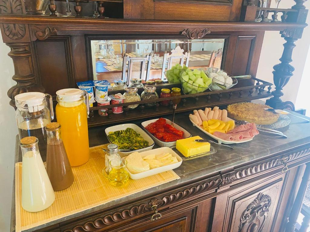 Un buffet con comida y bebidas en una mesa. en Hacienda Ranguil, en Lolol