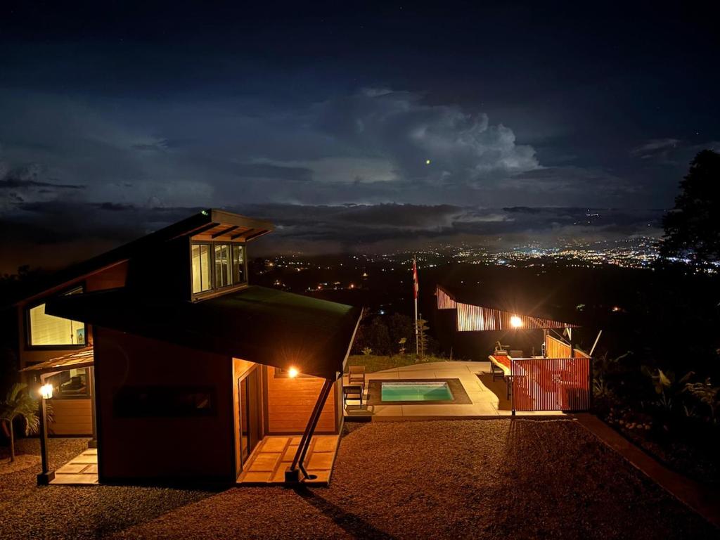 Bazén v ubytování Paraiso Terrenal Chalet nebo v jeho okolí