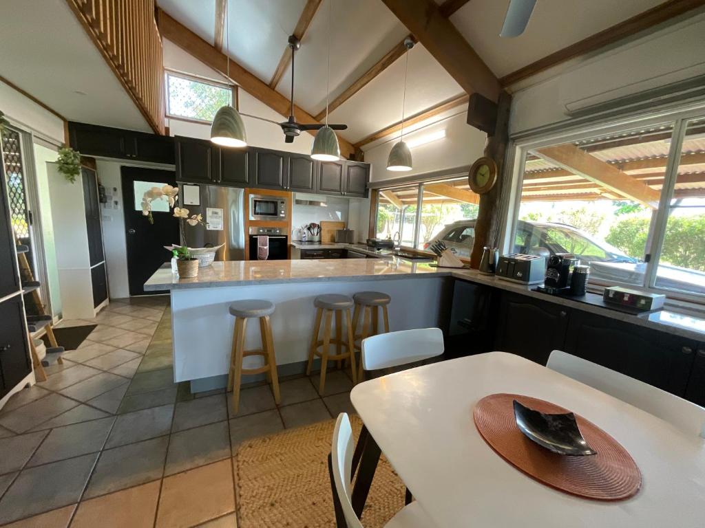 Altitude 700 Rural Retreat : مطبخ مع طاولة وطاولة وكراسي