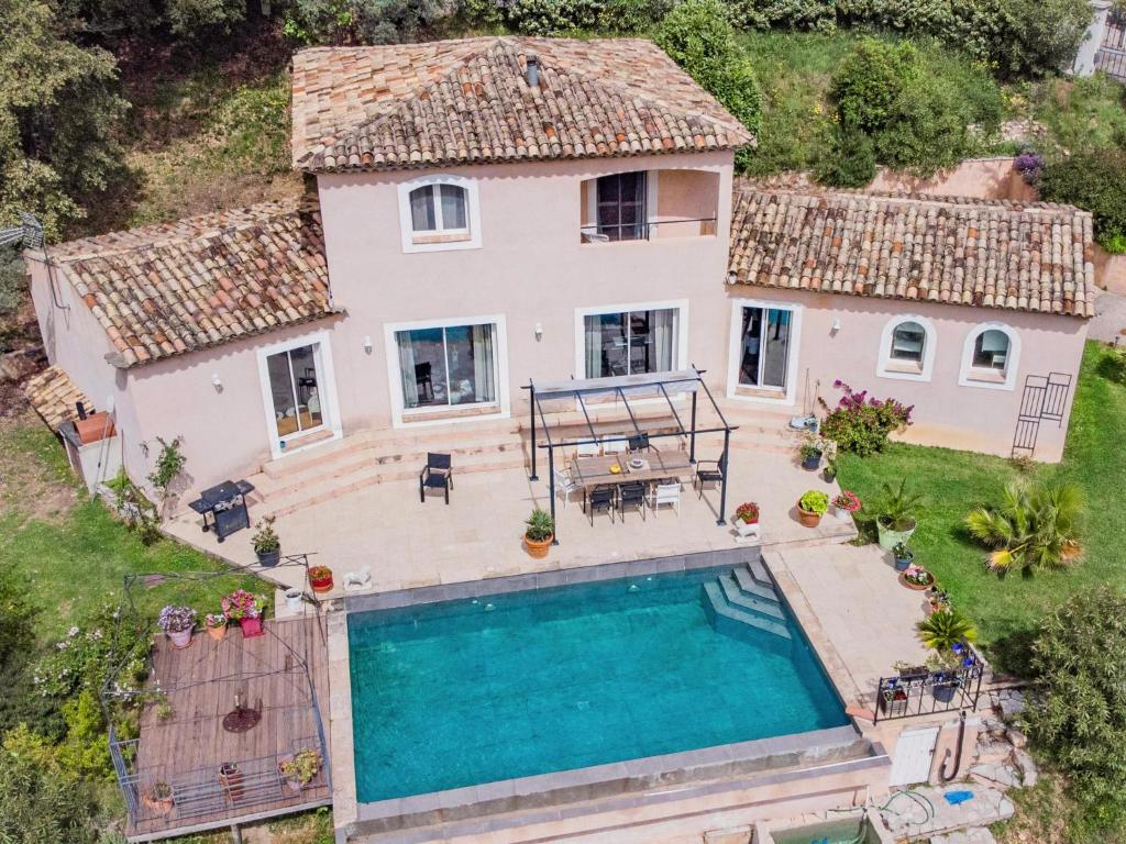 una vista aérea de una casa con piscina en Lena, en Bargemon