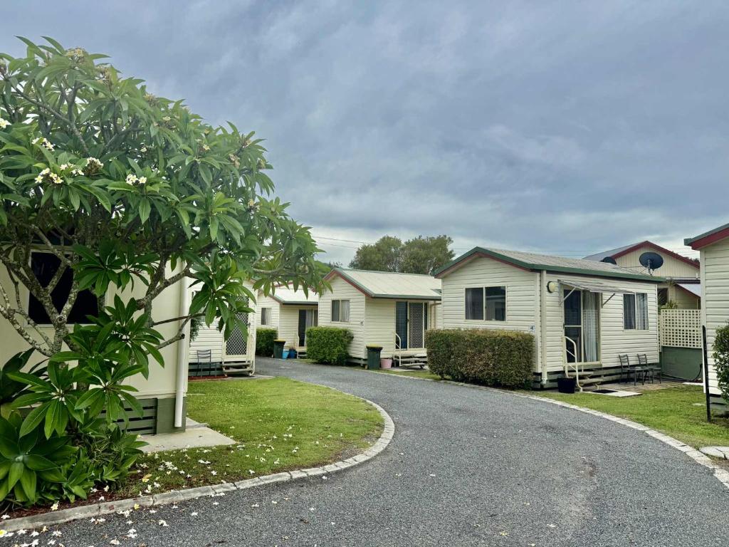 Une rangée de maisons dans une rue dans l'établissement Maclean Riverside Cabin Park, à Maclean