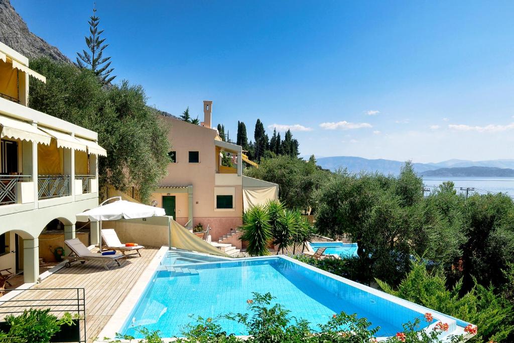 una casa con piscina accanto a un edificio di Villa Aeolos a Barbati