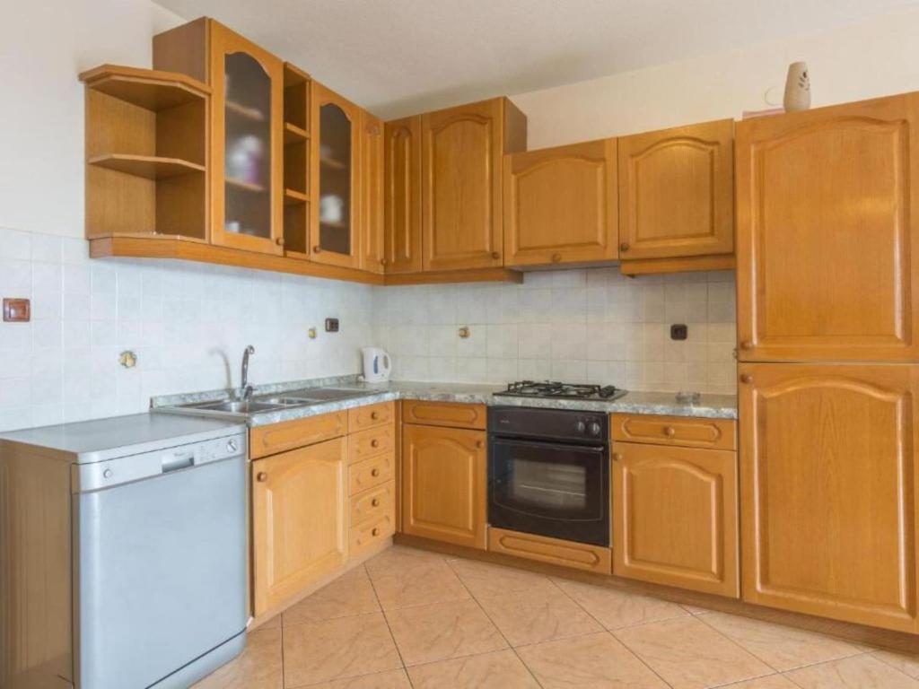 Nhà bếp/bếp nhỏ tại Six Bedroom Holiday House With Pool