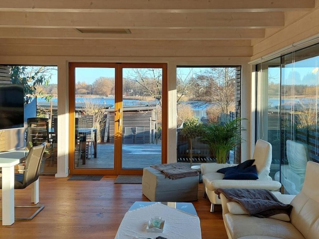 Χώρος καθιστικού στο Modern retreat on Lake Warin