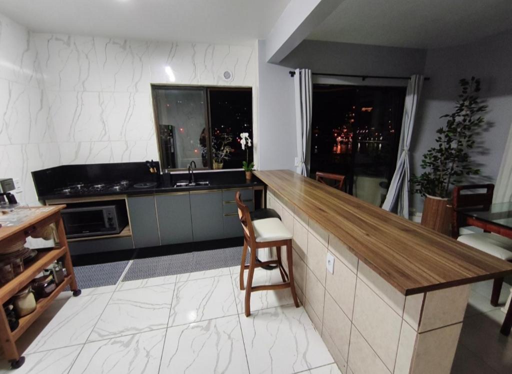 Køkken eller tekøkken på apto Itapema vista ao mar