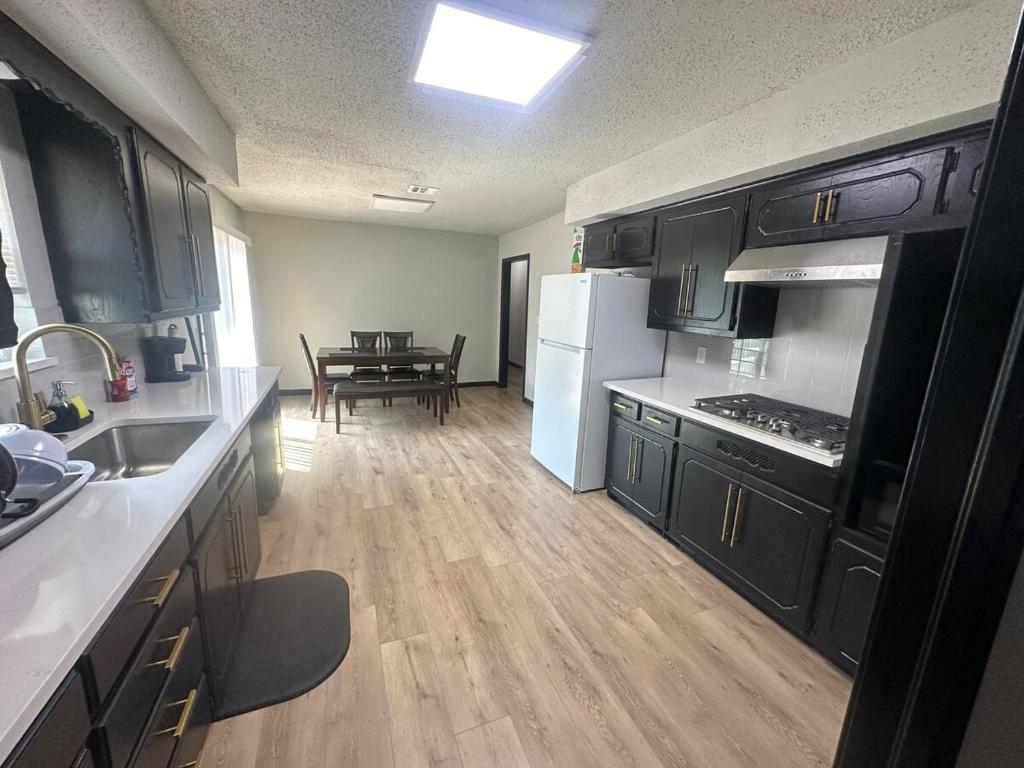 una cucina con elettrodomestici in bianco e nero e un tavolo di The Relaxed Place 