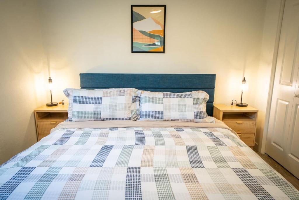 En eller flere senge i et værelse på Private Apt Near Downtown & Hospital