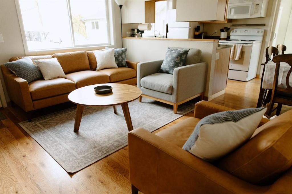 un soggiorno con due divani e un tavolo di Willow South Cottage a Moscow