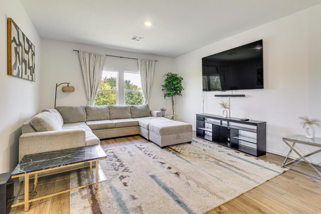 Μια τηλεόραση ή/και κέντρο ψυχαγωγίας στο 12 Mi to UT and Downtown Austin Family Home with Yard