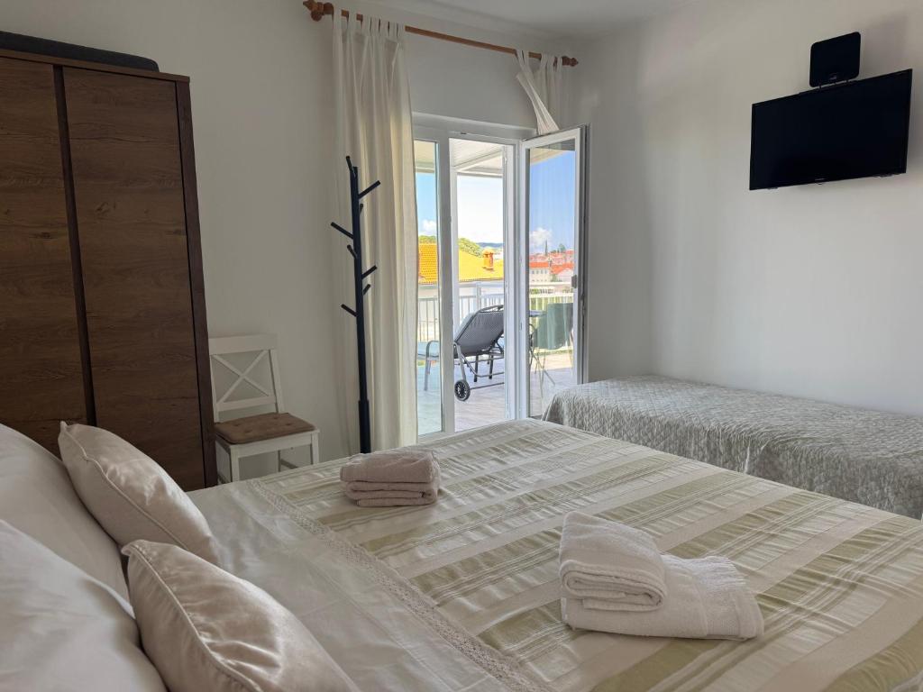 Rooms by the sea Rab - 18786 - 海景三人间 - 带露台