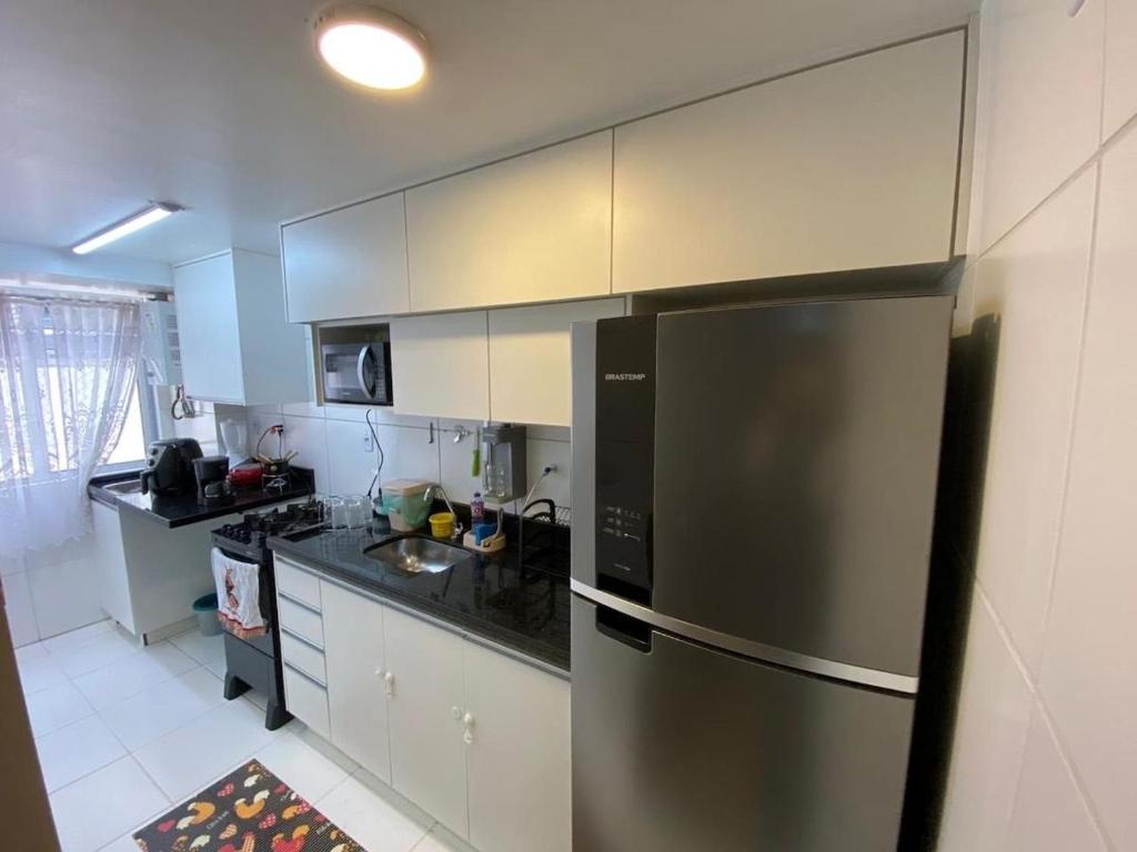 Bom SucessoSerra Stay *Petrópolis*的配有不锈钢冰箱和橱柜的厨房