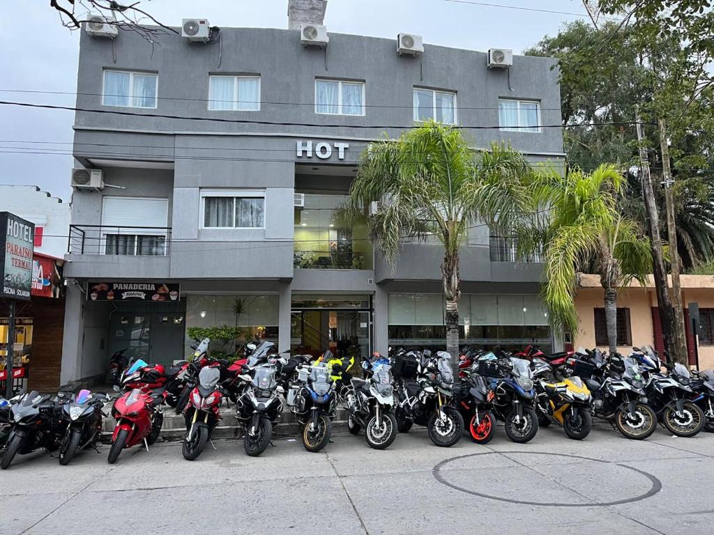 un gruppo di motociclette parcheggiate di fronte a un hotel di Hotel Paraiso Termal a Termas de Río Hondo
