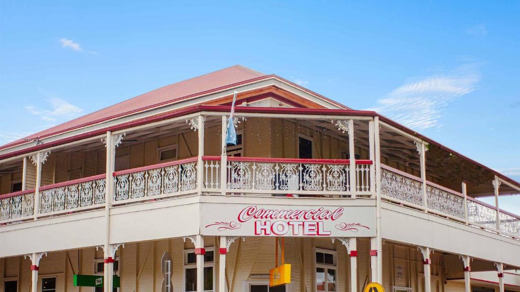 ein Gebäude mit einem Schild, auf dem „Centennial Hotel“ steht in der Unterkunft Commercial Hotel Boonah in Boonah
